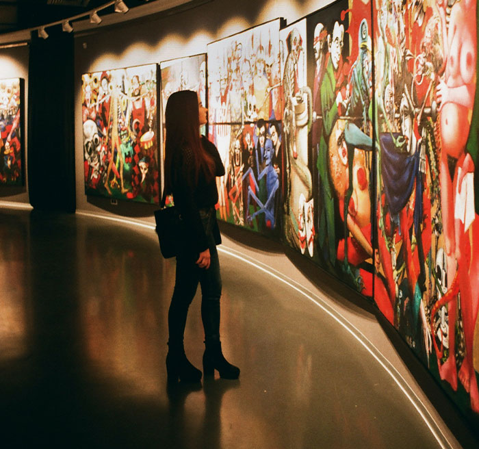35 People Who Dated Rich Share The Most Surprising Things They Learned