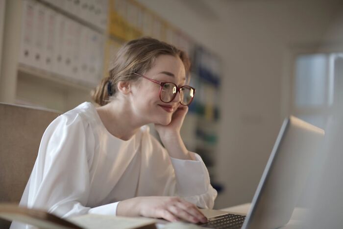 "I Love The Feeling Of Glass": People Open Up About Their Guilty Pleasures (40 Answers)