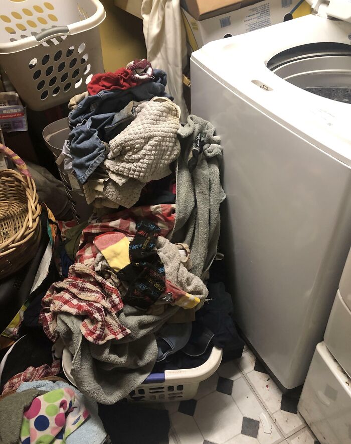 Estuve fuera dos semanas. Mi marido amontonó su ropa junto a la lavadora en lugar de lavarla