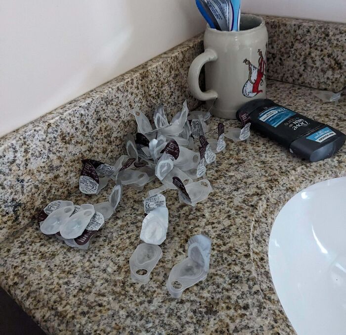 Los estuches de lentes de contacto vacíos de mi marido. Y el cesto de basura a medio metro