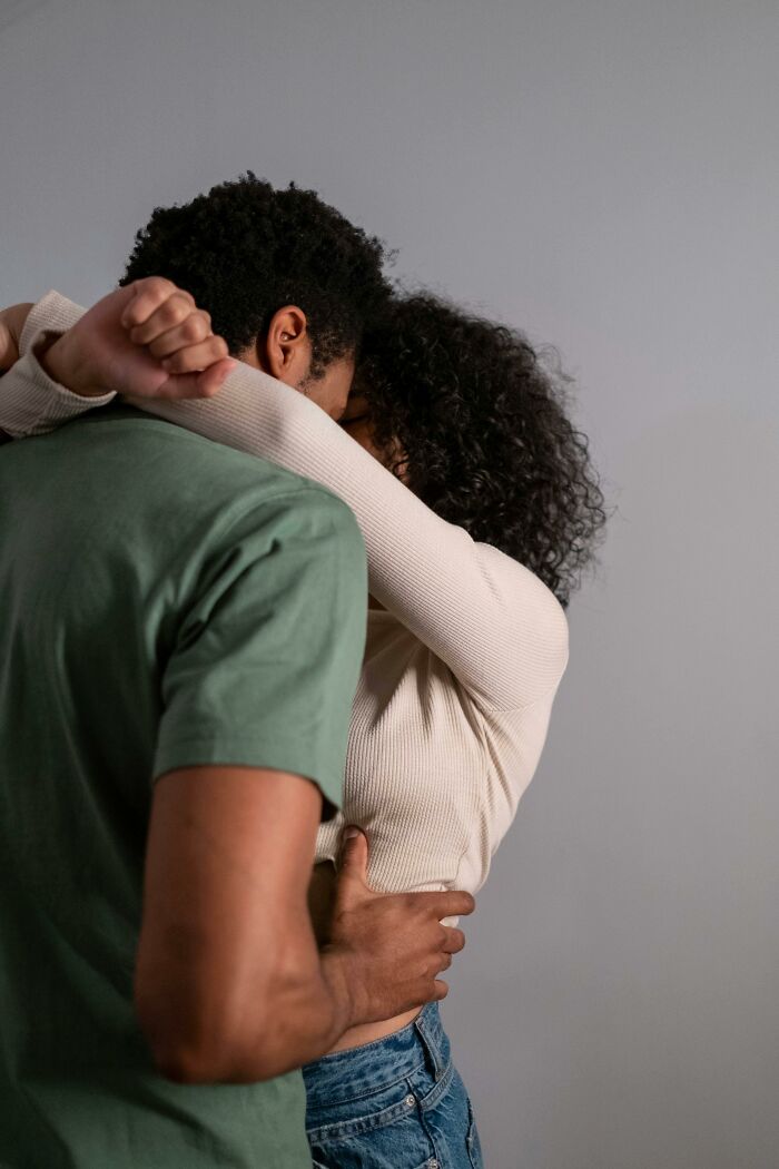 “Bee Sting Lips”: 50 Men Reveal Petty Dealbreakers They Think Women Don’t Notice