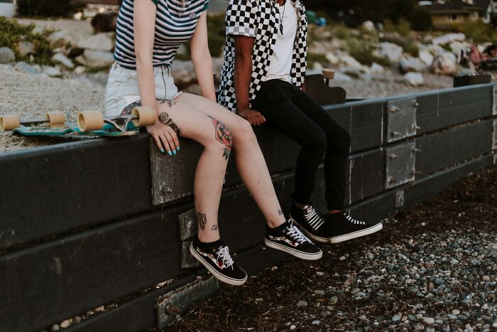 “Bee Sting Lips”: 50 Men Reveal Petty Dealbreakers They Think Women Don’t Notice